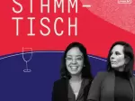 Auf dem Bild sind Saphir Ben Dakon und Sara Staub zu sehen. Das Bild erscheint im Branding des Podcasts. Es ist ein blauer Tisch abgebildet, auf dem ein Glas steht. Der Hintergrund ist rot.