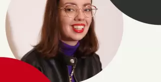 Auf dem Bild erkennt man das Branding des Podcasts. In der Mitte ist ein Bild von Saphir Ben Dakon. Sie schaut direkt in die Kamera und lächelt.
