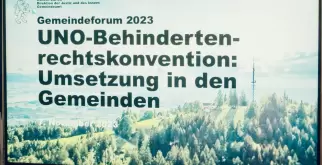 Das Bild zeigt den Screen am Eingang der Veranstaltung. Das Logo des Kanton Zürichs, Direktion der Justiz des Innern. Ebenfalls liest man den Titel des Anlasses.