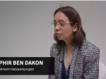 Saphir Ben Dakon führt das Interview. Sie sitzt der Kamera abgewandt und ist konzentriert. Unten im Bild sind ihr Name und die Rolle abgebildet.