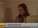Saphir Ben Dakon spricht am Generationentandem. Auf dem Bild ist auch ein Laptop. Unten sind ihr Name, ihr Alter 28 und ihre Vorstandsmitgliedschaften eingeblendet.